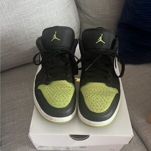 Jordan 1 Low SE in Green and Black